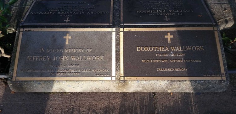 Jeffrey and Dorothy Wallwork headstone